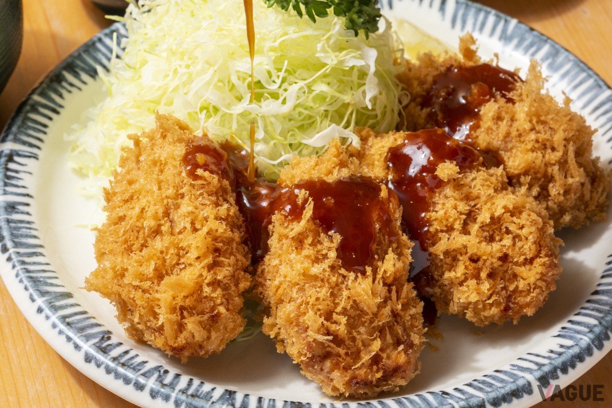 創業者が作ったレシピのまま、今も愛され続けている自家製のソースをかけて