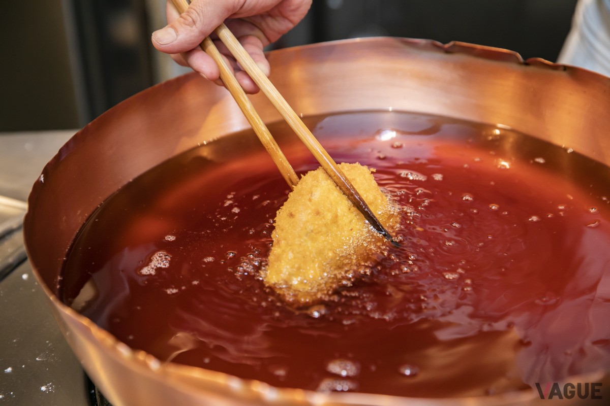 銅製の鍋に澄んだ油でカツを揚げていく。鍋は高温と低温の2つを併用