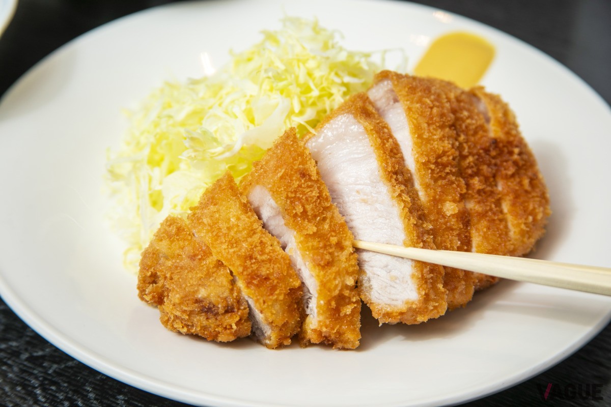 とんかつロース。透明な脂身のところが口の中で一気に溶けていくよう