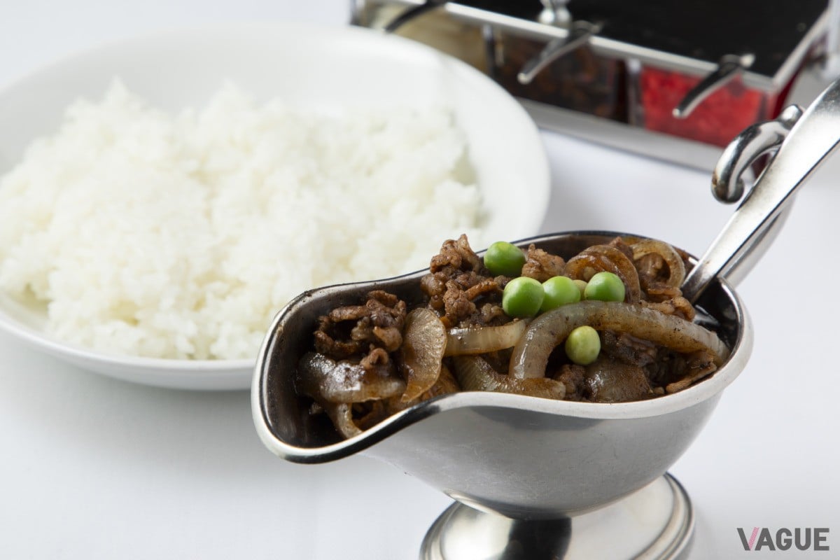 ハヤシライス1,600円。グレーヴィーボートに入っているのもレトロ感満載。ラッキョウ、福神漬け、紅生姜が別の器で添えられる