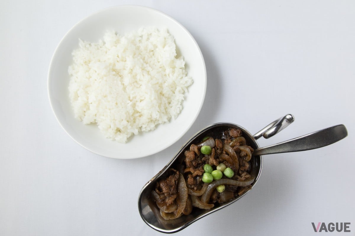 グリーンピースの緑がいいアクセント。タマネギと牛肉の存在感たっぷりなハヤシライス