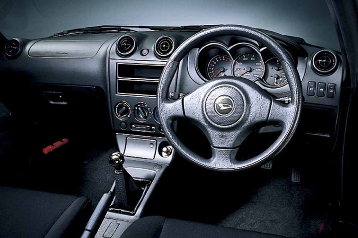 いまから23年前の今日、2002年6月19日に発売されたダイハツ初代「コペン」