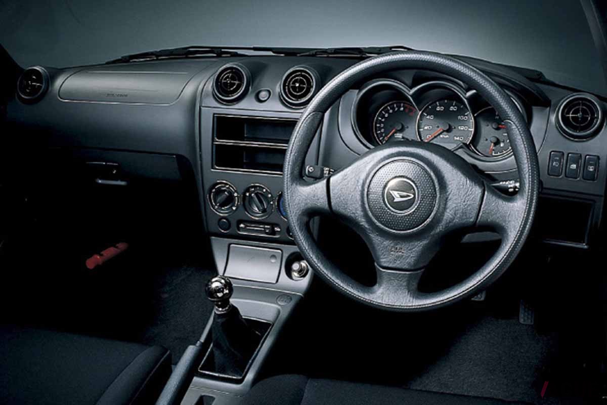 いまから23年前の今日、2002年6月19日に発売されたダイハツ初代「コペン」