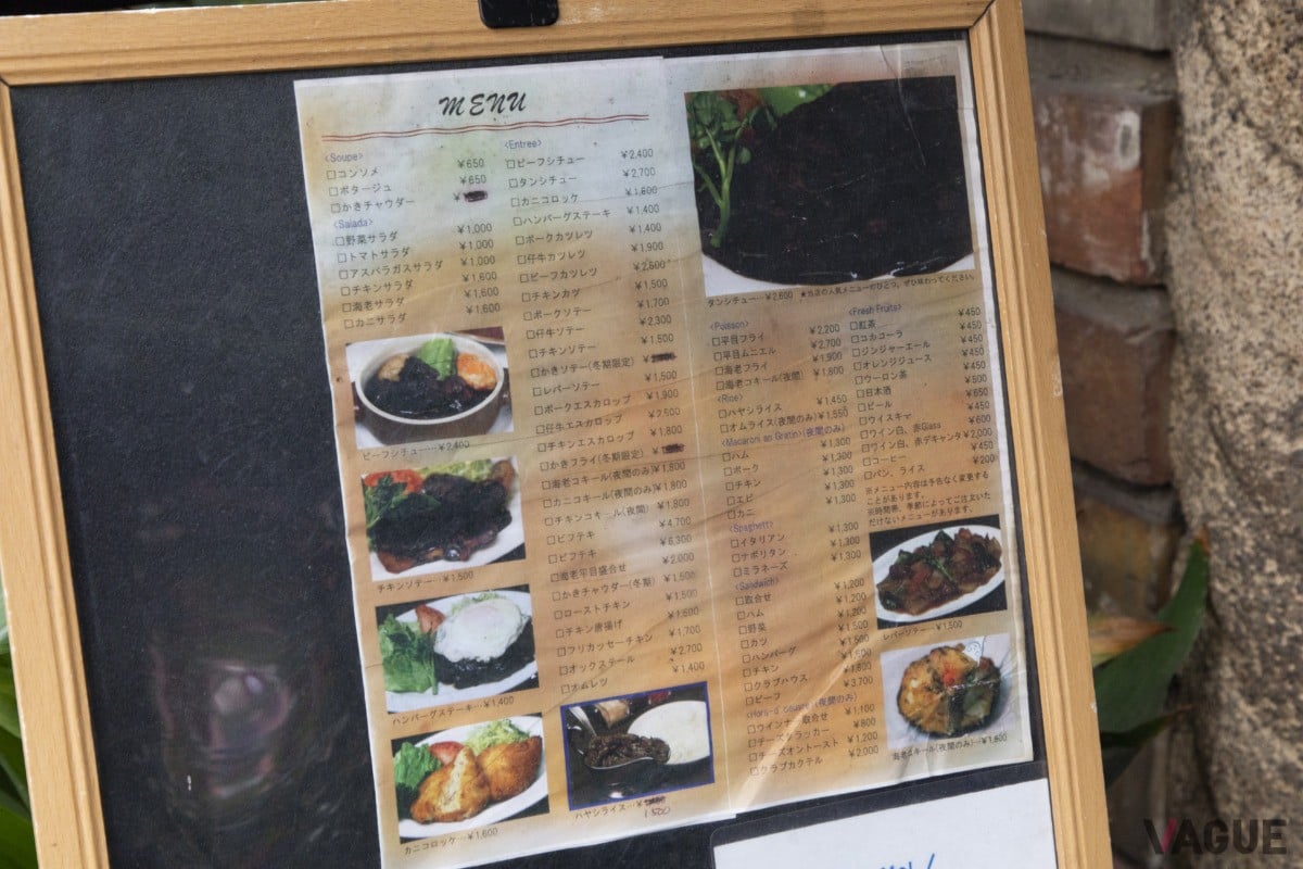 ランチタイムは店頭にあるメニューの看板を見て、席に案内されるのと同時に注文を