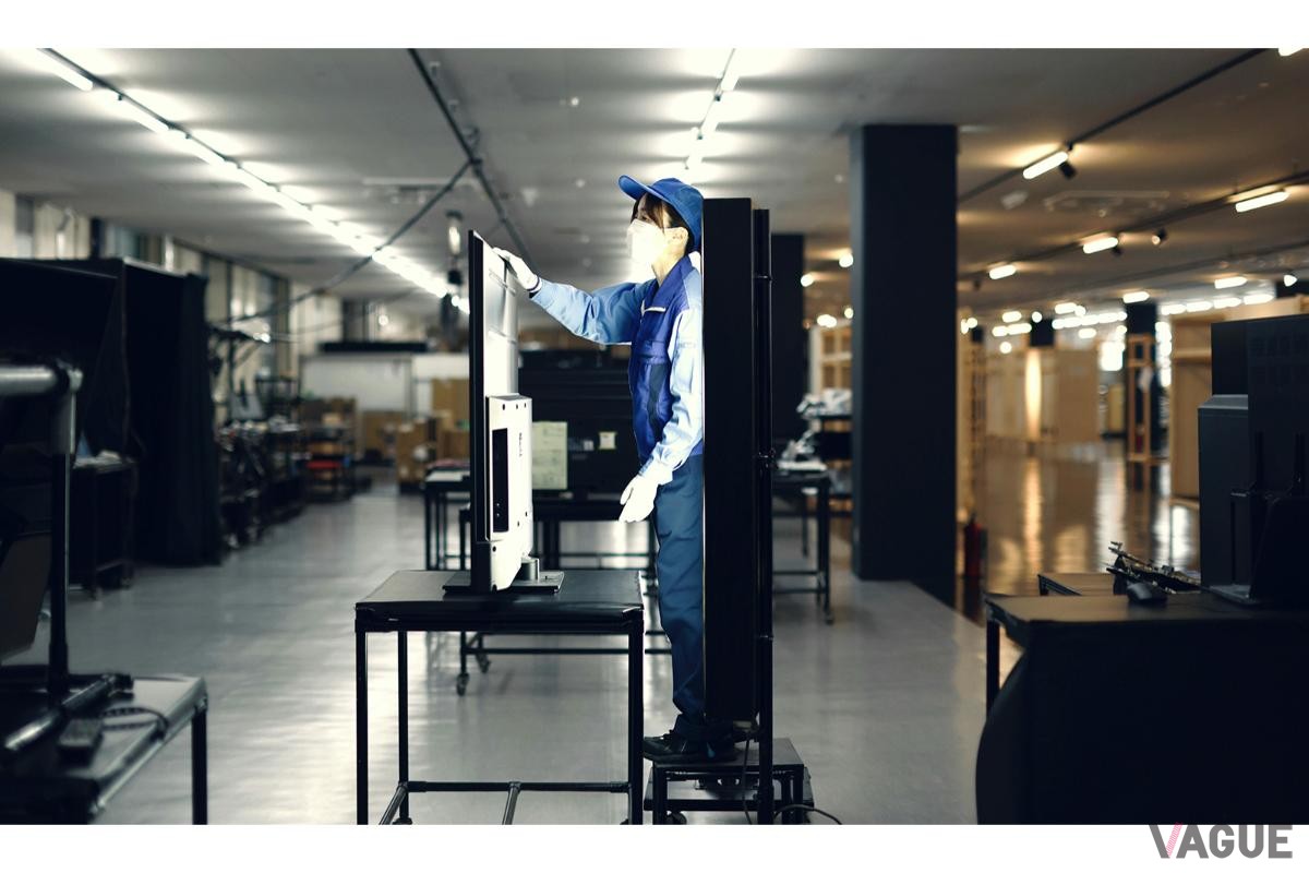 再生事業に携わる技術者のなかには女性の姿も。細やかな視点で傷の有無などを確かめる。