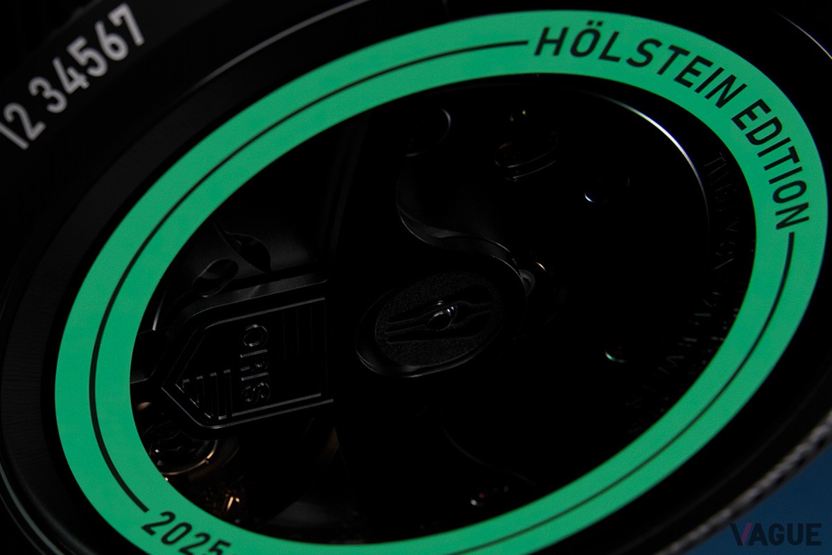 シースルーバックにはリング状のスーパールミノバを。記念モデルならではの文字が刻まれる