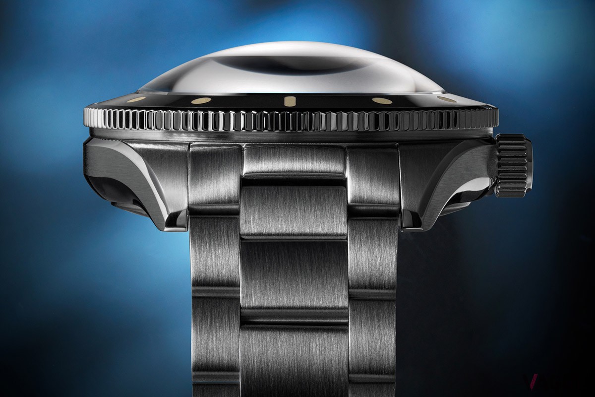 ステンレススチール製のブレスレットはサテン仕上げ