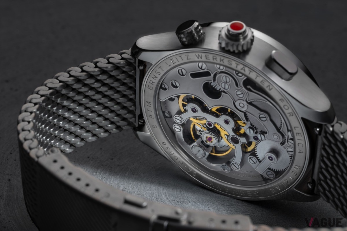 シースルーバックから眺める独自のムーブメント。往年のカメラで使われていたマイナスネジのディテールが面白い