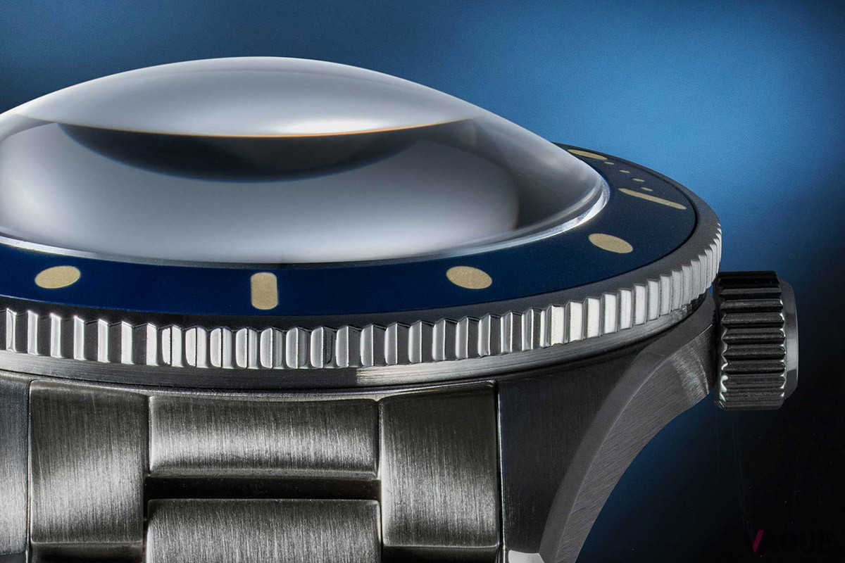 ジュニアとはいえ42mm。異色のバブルレンズとともに存在感を主張する