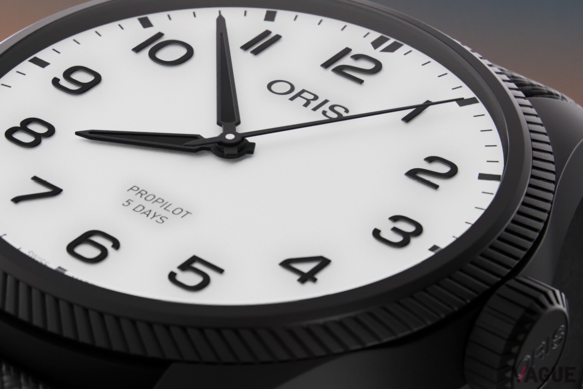 美しくもミニマルなホワイトのフルルミナスダイヤル。はっきりとした視認性で実用性も高い