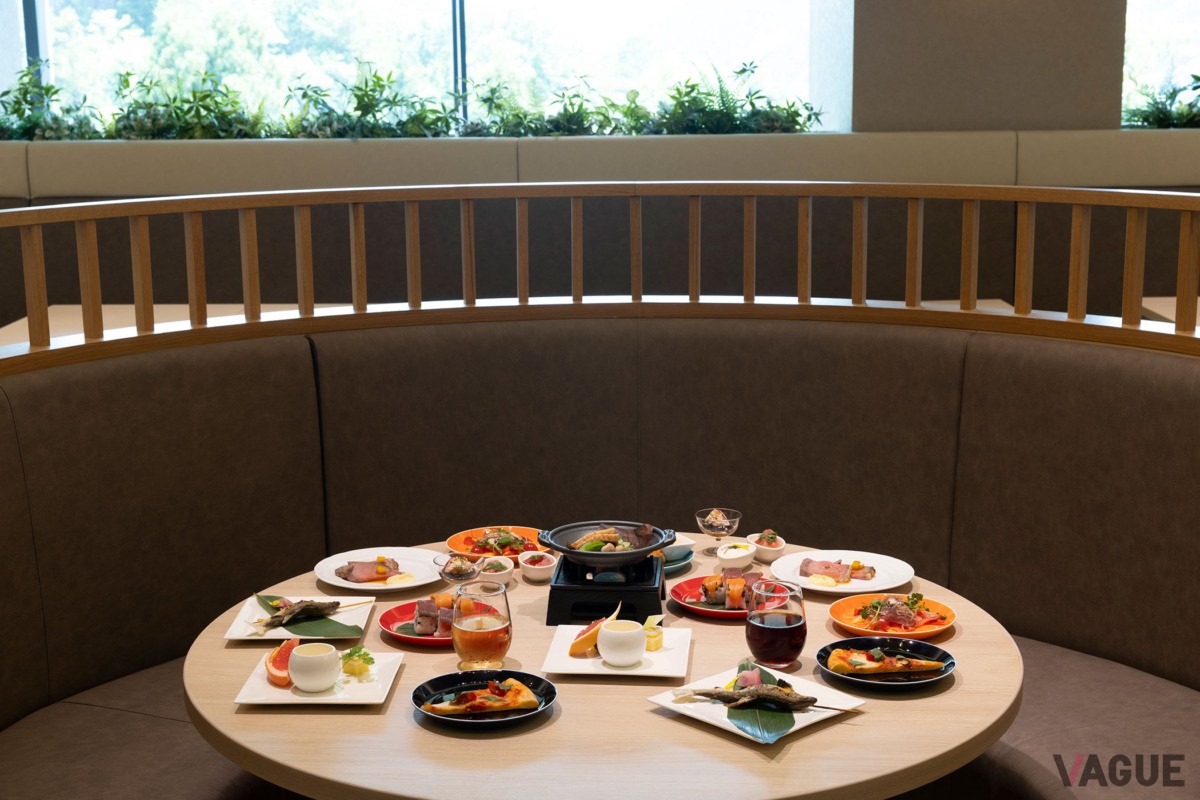 ゆったりとしたレストランで優雅な食事時間を