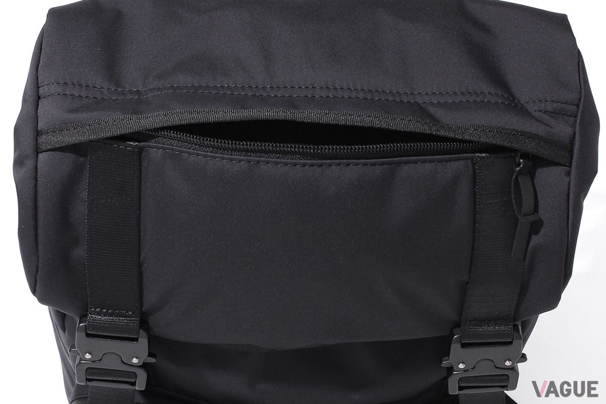 フタ部分とフロントに計3つのZIPポケット