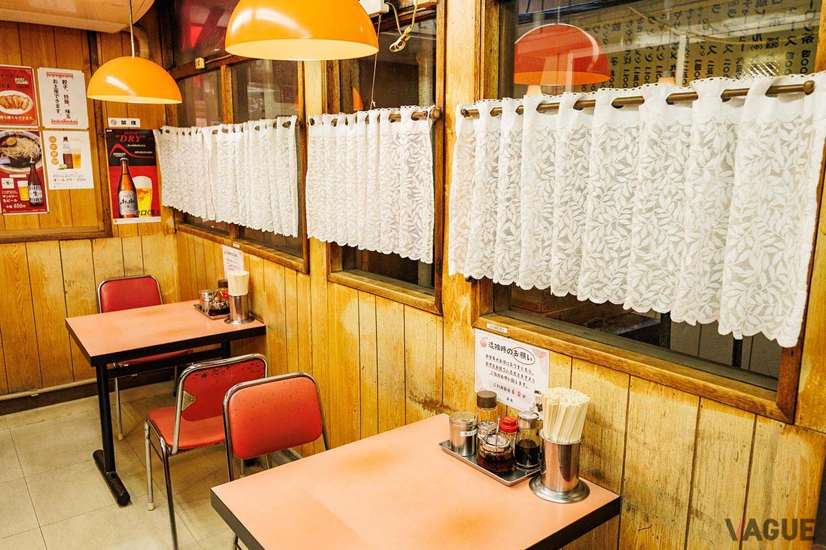 1階のテーブル席。カウンター席もあり、一人でも入りやすい