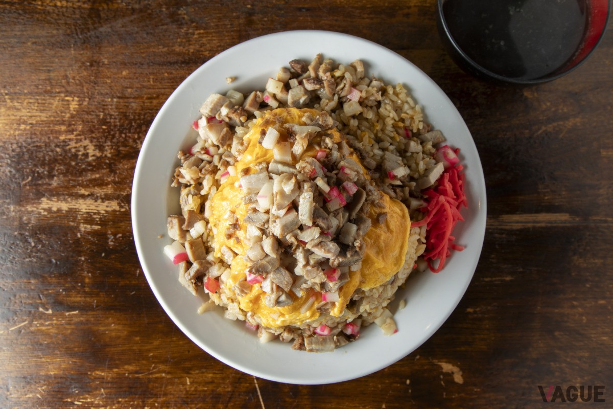 チャーハンの上にオムレツ。その上に細かく切ったチャーシュー。どこから攻めるか