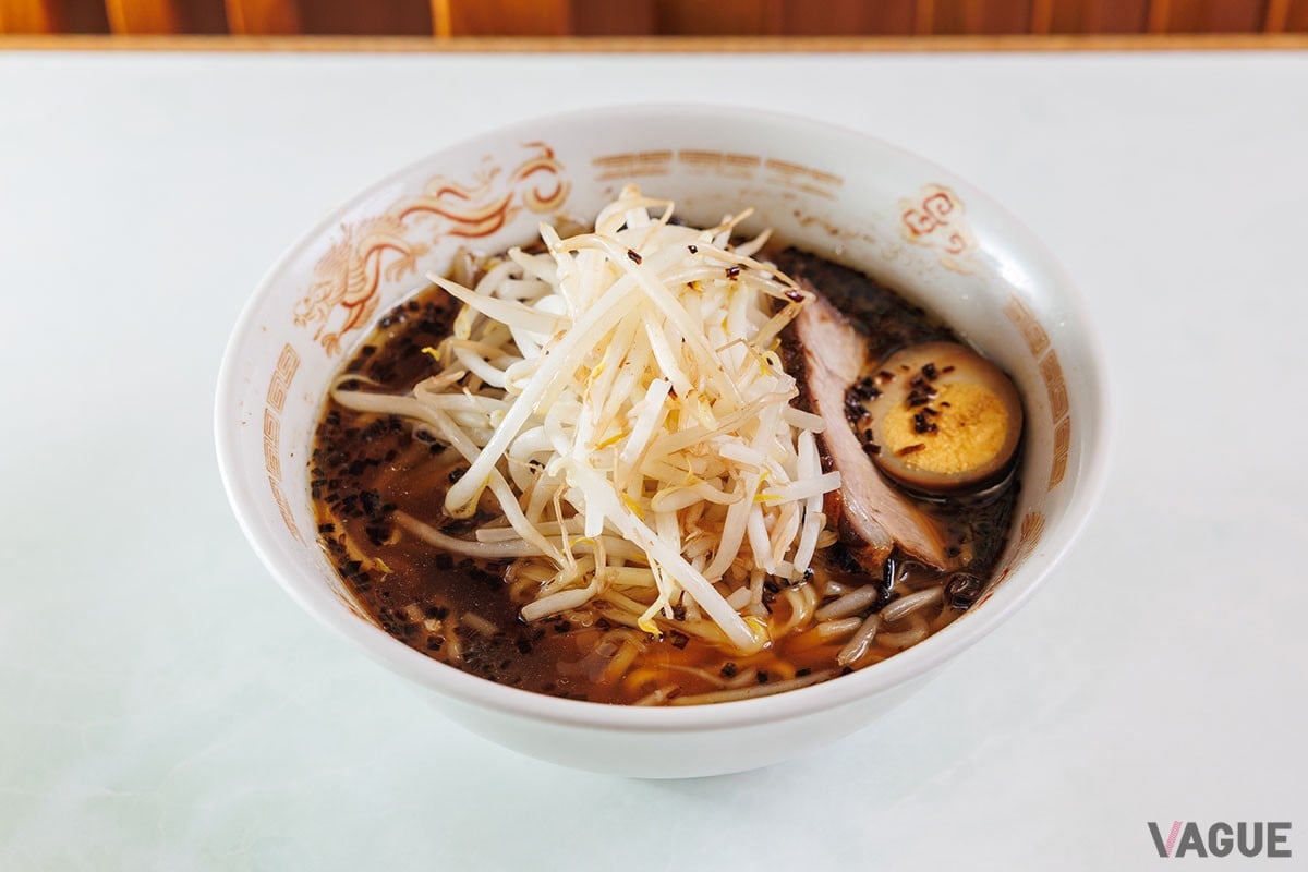 ラーメン750円。褐色のスープに白いもやしが映える一杯