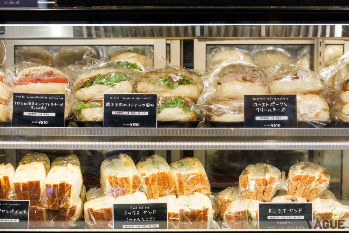 ショーケースの中のサンドイッチ。具がたっぷりで見るからに美味しそう！