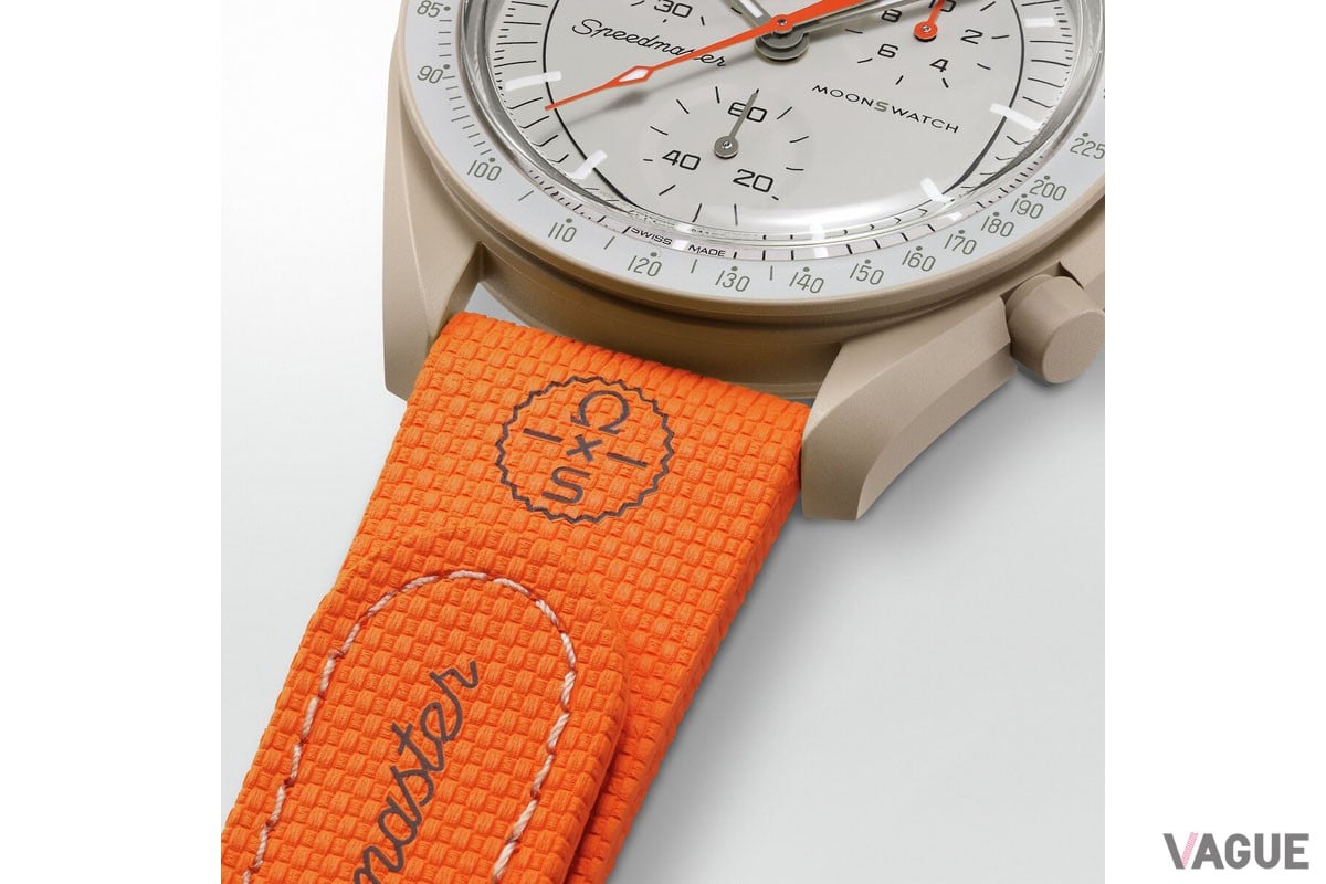 ストラップにはオメガｘスウォッチ、ムーンスウォッチ、そしてアイコニックなスピードマスターのロゴ