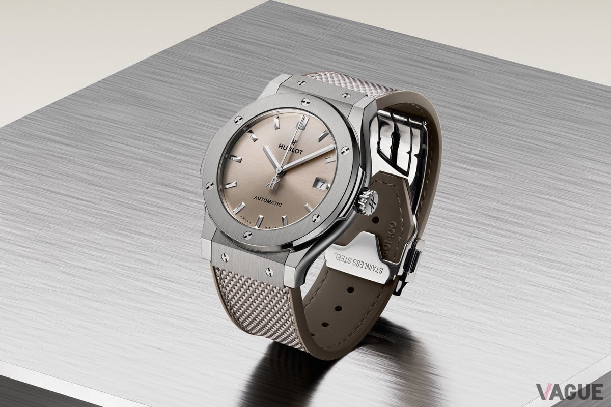 控えめながらも確かな存在感を放ち、落ち着きのある洗練された印象を与えるトープをダイヤルに取り入れた新作「クラシック・フュージョン エッセンシャル トープ」