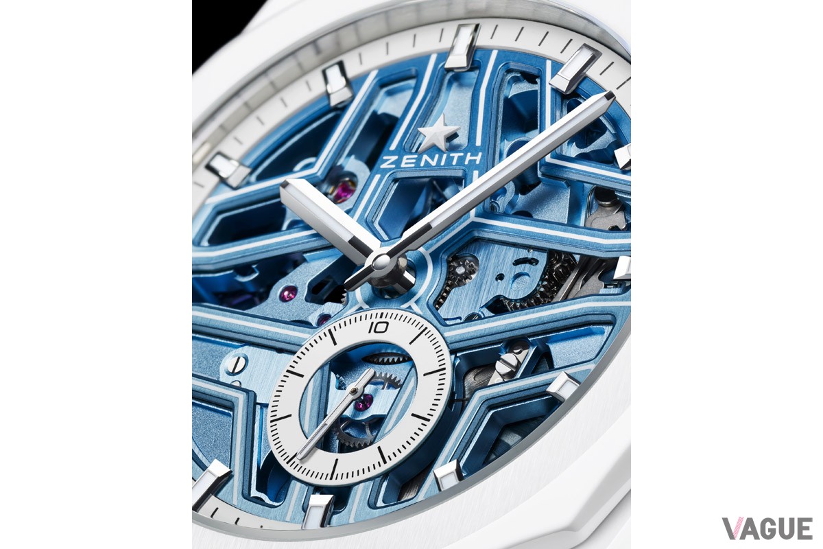 ホワイトセラミックケースを引き立てる、グラデーションブルーのオープンなダイヤルとスケルトンムーブメント