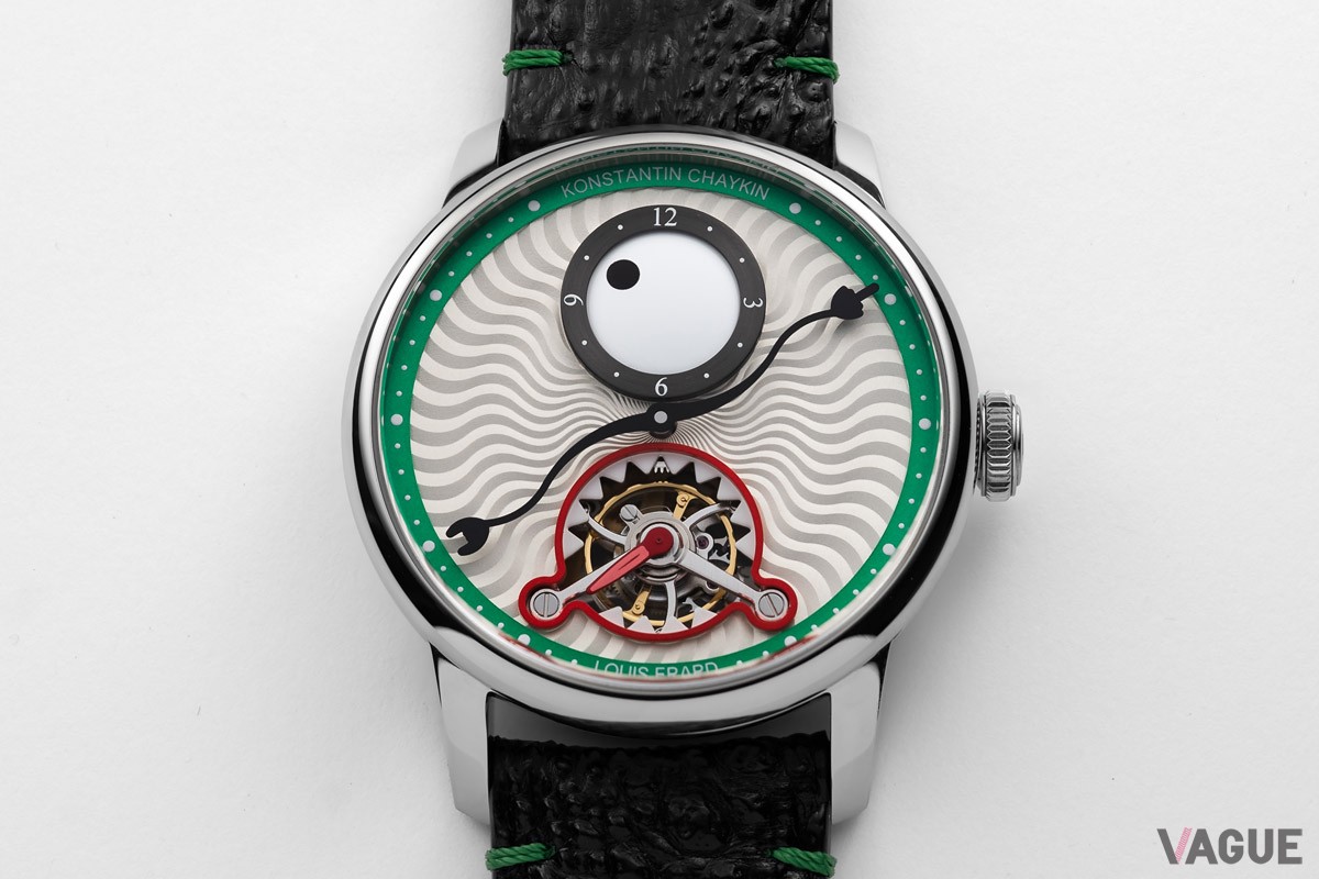 6時位置には鋭い歯をかたどったスピニングディスクの内側に、トゥールビヨンケージを配置