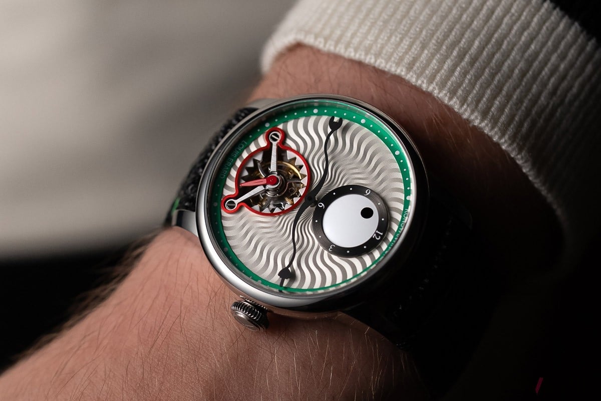 中央の分針は挑発的なハンドジェスチャーと、ロックンロールの象徴的なサイン