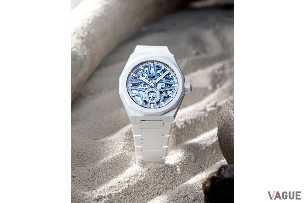 一体型のホワイトセラミックブレスレットに加えて、ホワイトのパターン入りラバーストラップを付属