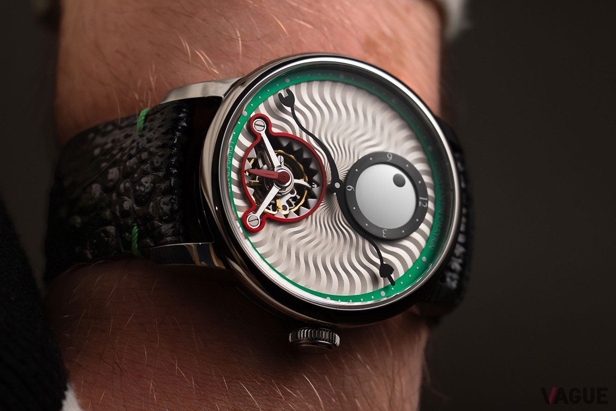 プレートにはサンレイ・ウェーブ模様を装飾