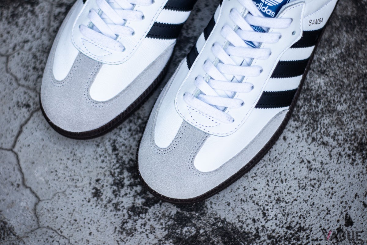 つま先部分の"T-トゥ"は、フットボールシューズに見られる特徴的なディテールのひとつ。補強のための切り替えがT字型になっており、耐久性を高めつつ、デザインとしても独特のアクセントを与えています。クラシックでシャープな印象を足元にプラスしてくれます。