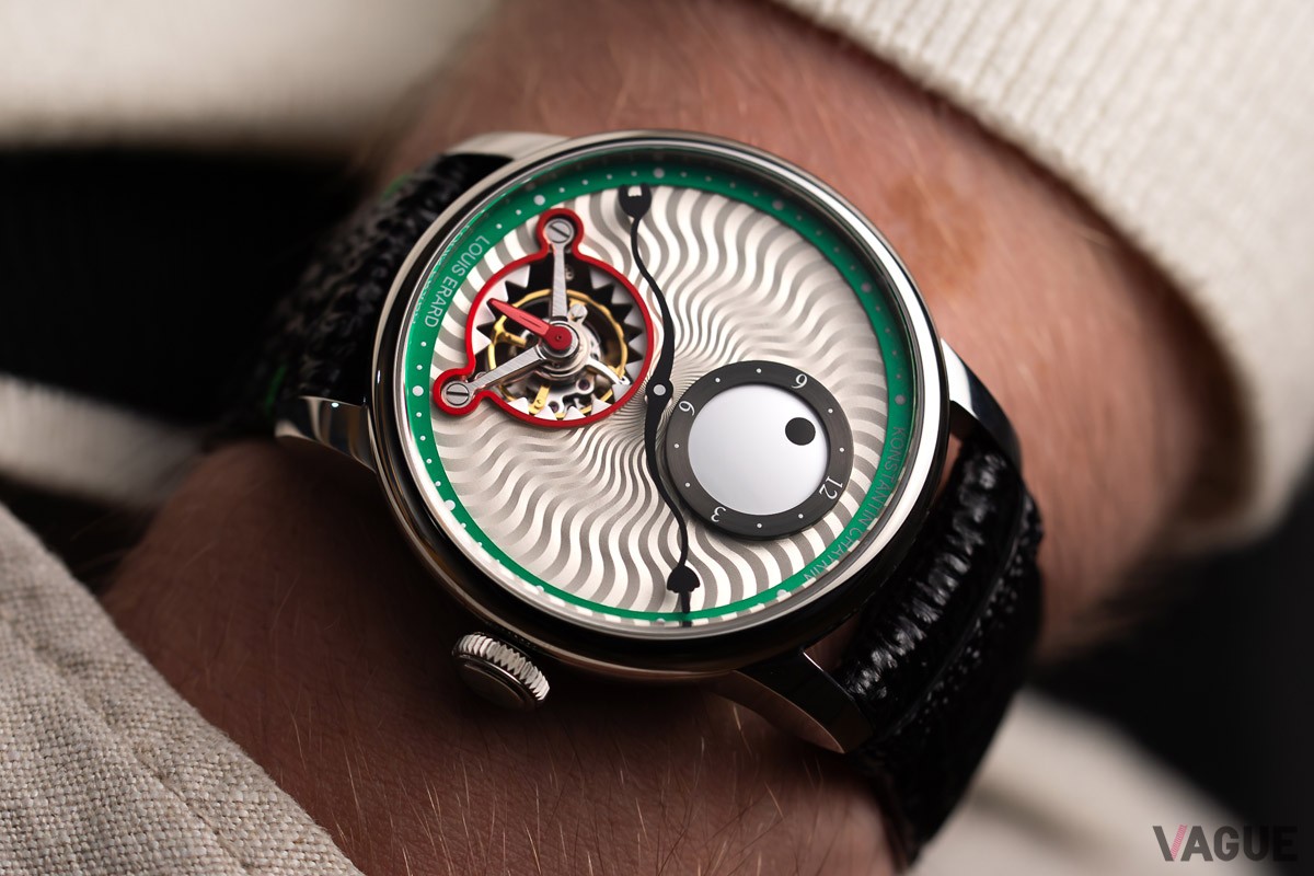 タイムピースが着用者を見てるような雰囲気に