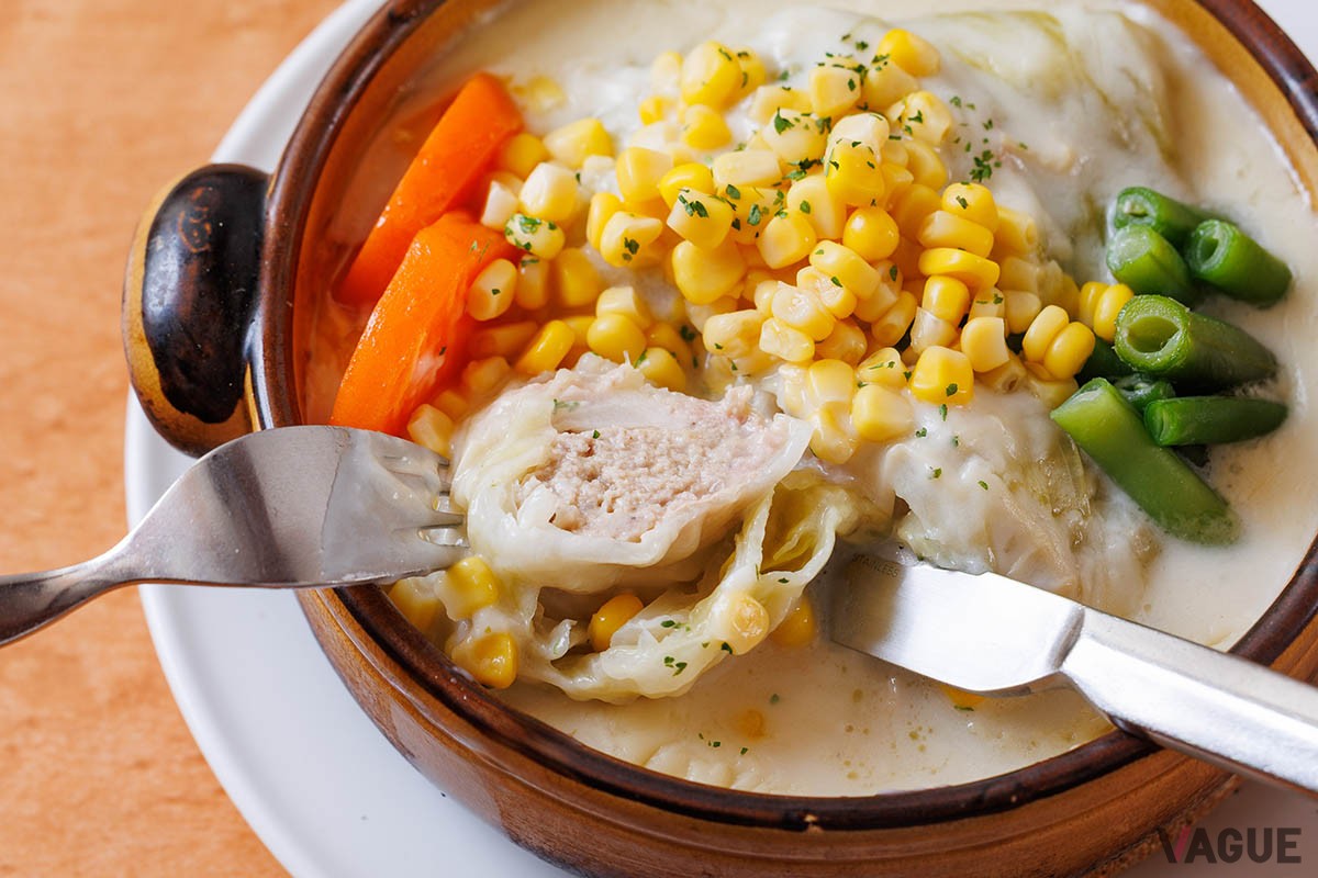ロールキャベツの中の肉はしっとりジューシー。口に入れたら、ほぼ溶ける柔らかさ