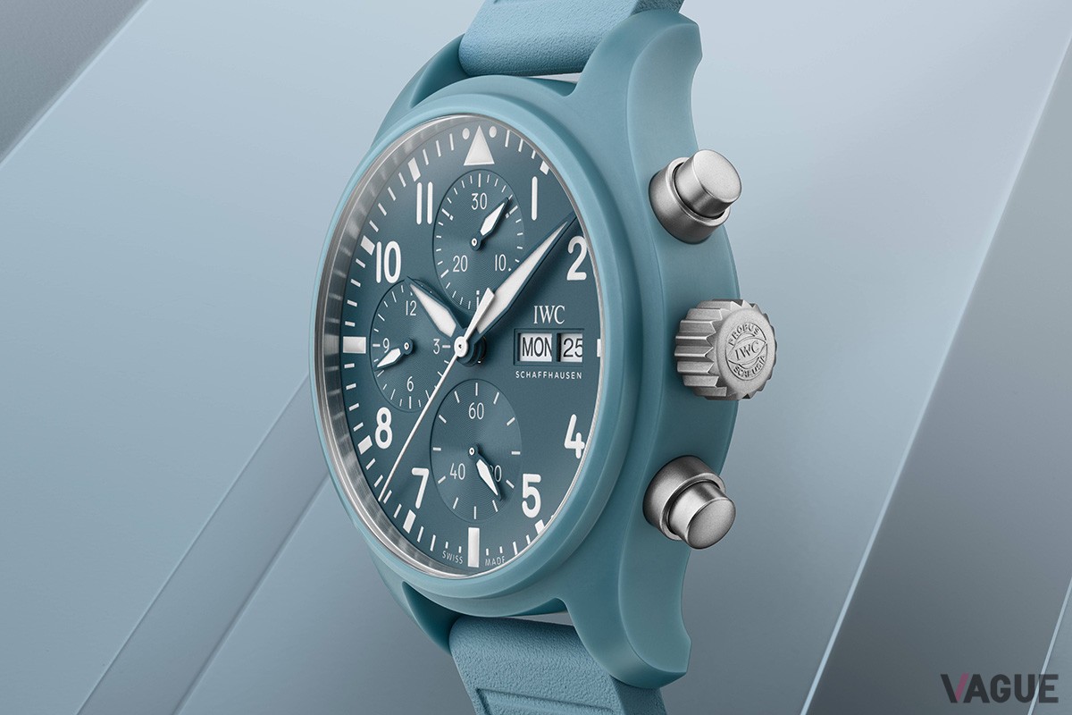 発色の美しいカラーセラミックはパントーン社と共同開発したもの。開発にあたっては、この新色をダイヤルやストラップに反映することにも大きな困難が伴ったという