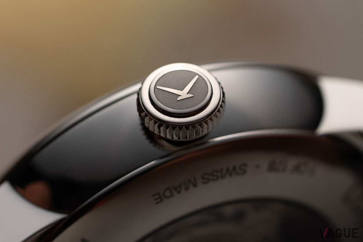 クラウンにはコンスタンチン・チャイキン シグネチャーが刻まれている