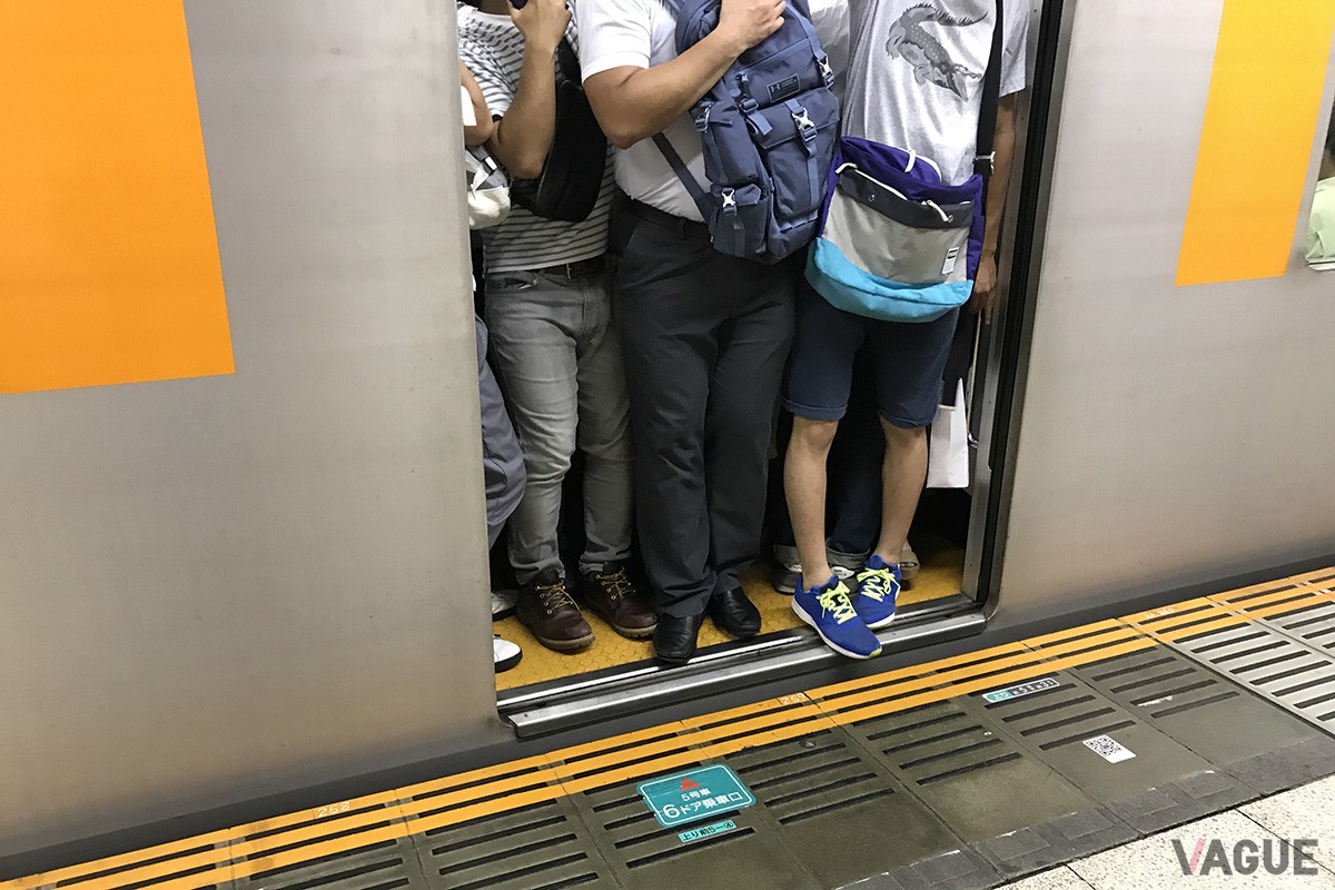 混雑時はどうしても持ち物が邪魔になるため周囲への配慮が必要