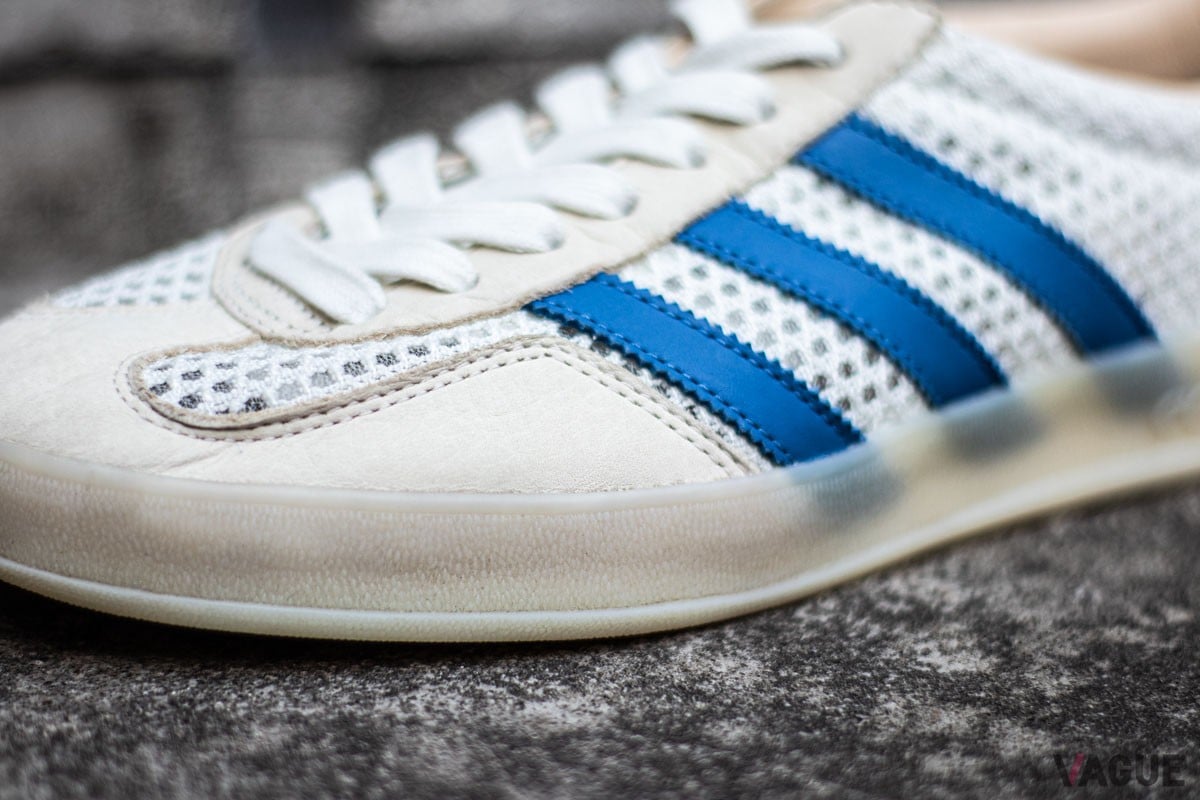 ソールまわりには、オリジナルを忠実に継承する半透明のガムラバーサイドウォールを使用。確かなグリップ力を提供する、トレフォイル型のトラクションパターンを採用。　