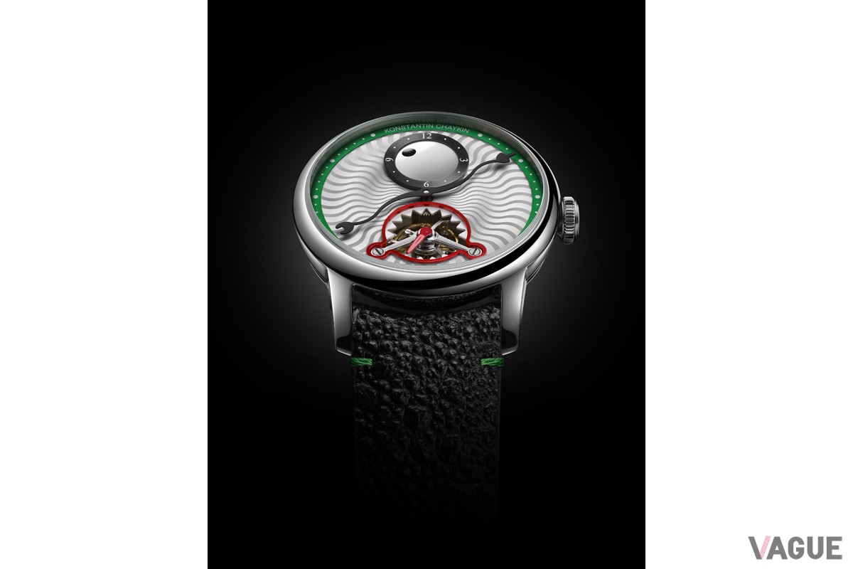 ストラップは表がブラック トード（蛙）レザーで、裏はグリーン ラビットレザーを採用