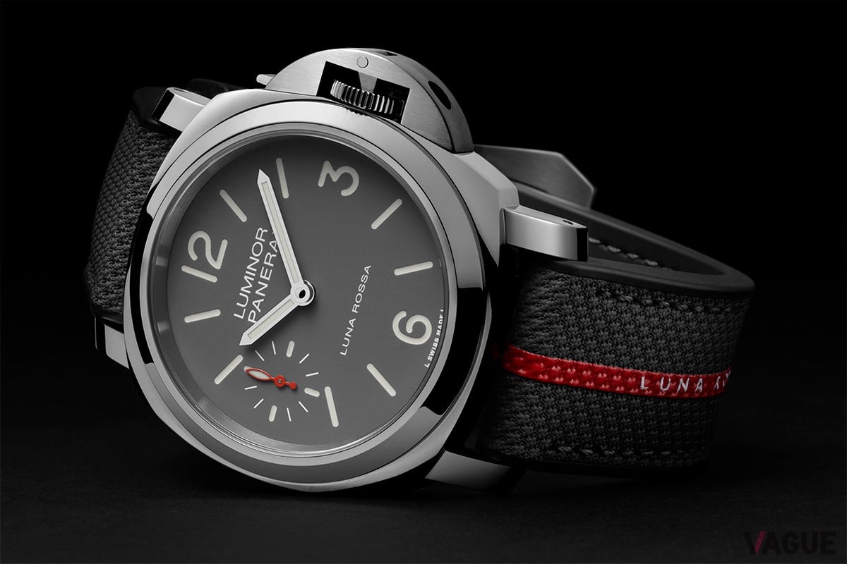 こちらのチタンモデルのみシースルーバックに。シンプルな外観のムーブメントがスポーティー