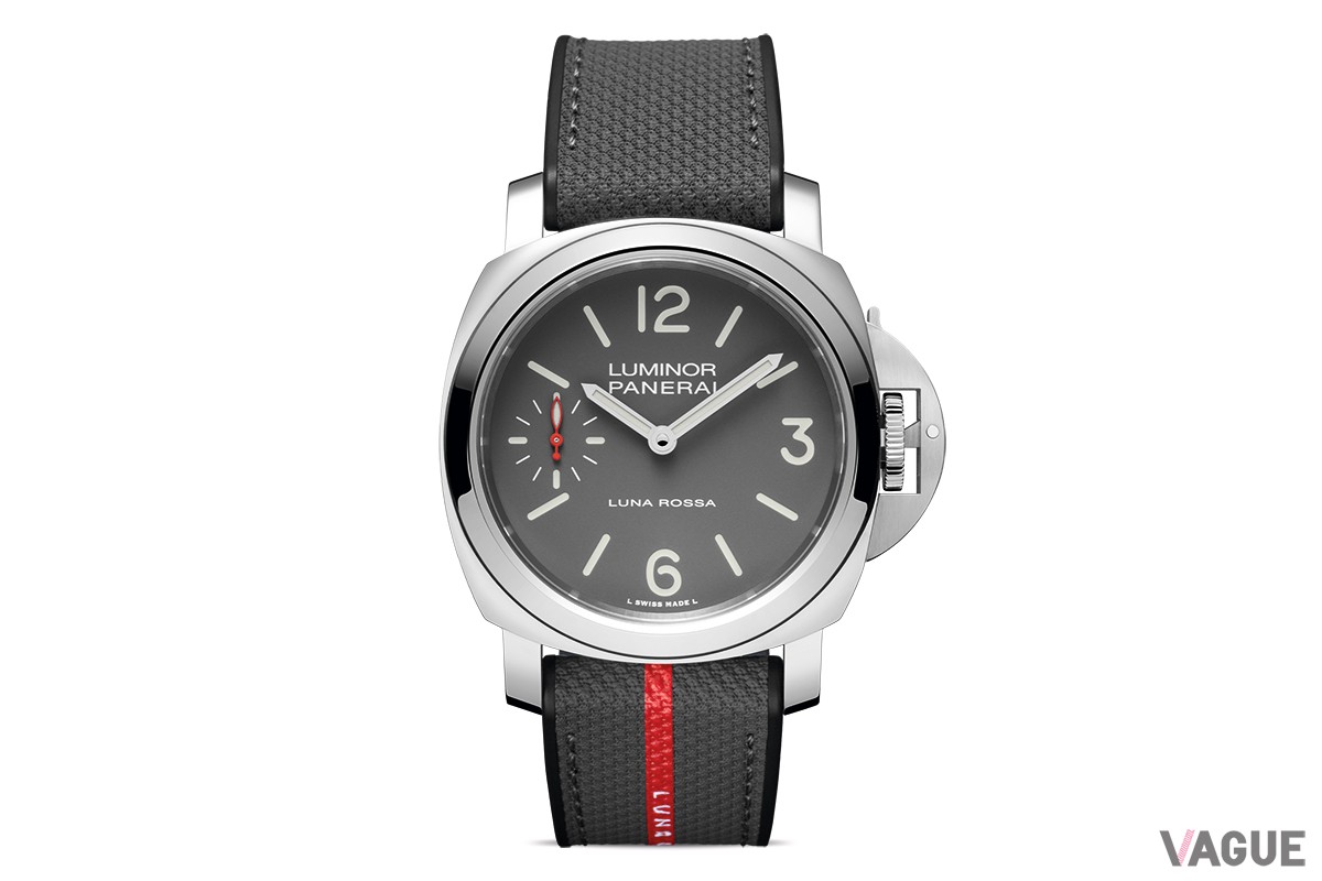 パネライならではのリューズガードが“らしさ”を演出。バンドもグレーのテキスタイルにレッドのストライプという印象的な組み合わせ