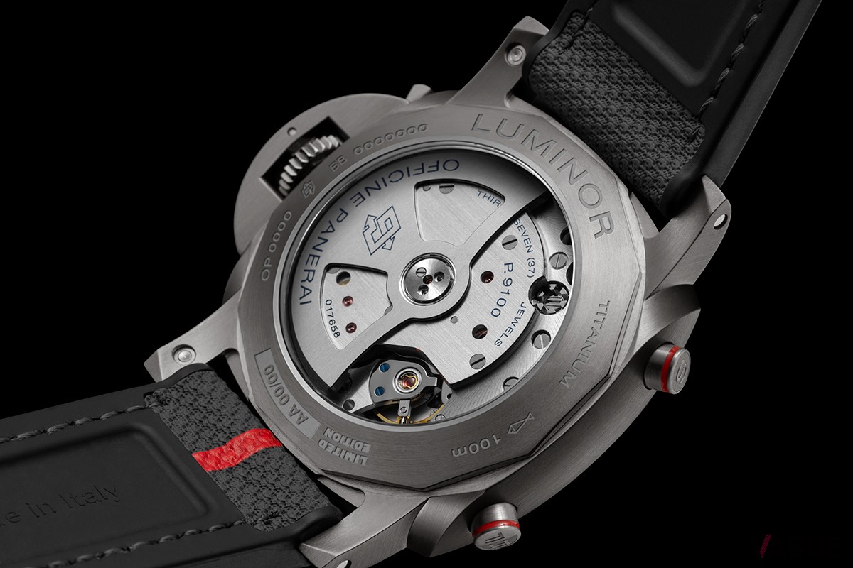 ケース径は44mm。ストラップはグレーのテキスタイルとブラックラバーのバイマテリアル。ブラックラバーのスペアストラップも付属する