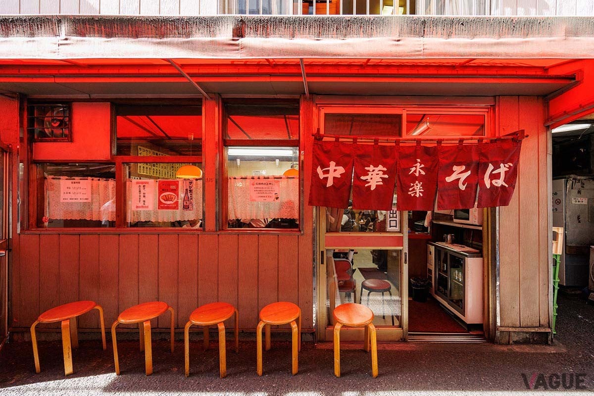 店舗前、細い道沿いに椅子が並んでいる。行列ができる店の証拠