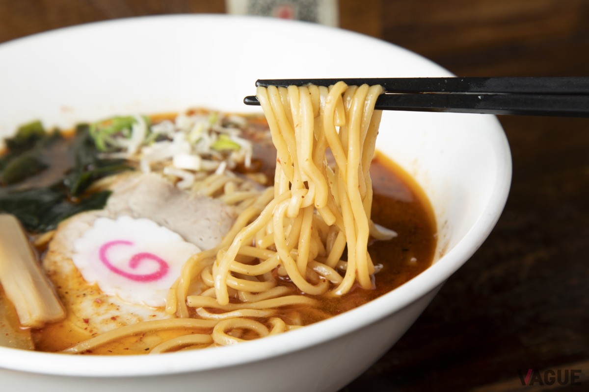 辛中華そば800円。麺大盛りは＋100円、半チャーハン、半カレーセットは各＋500円