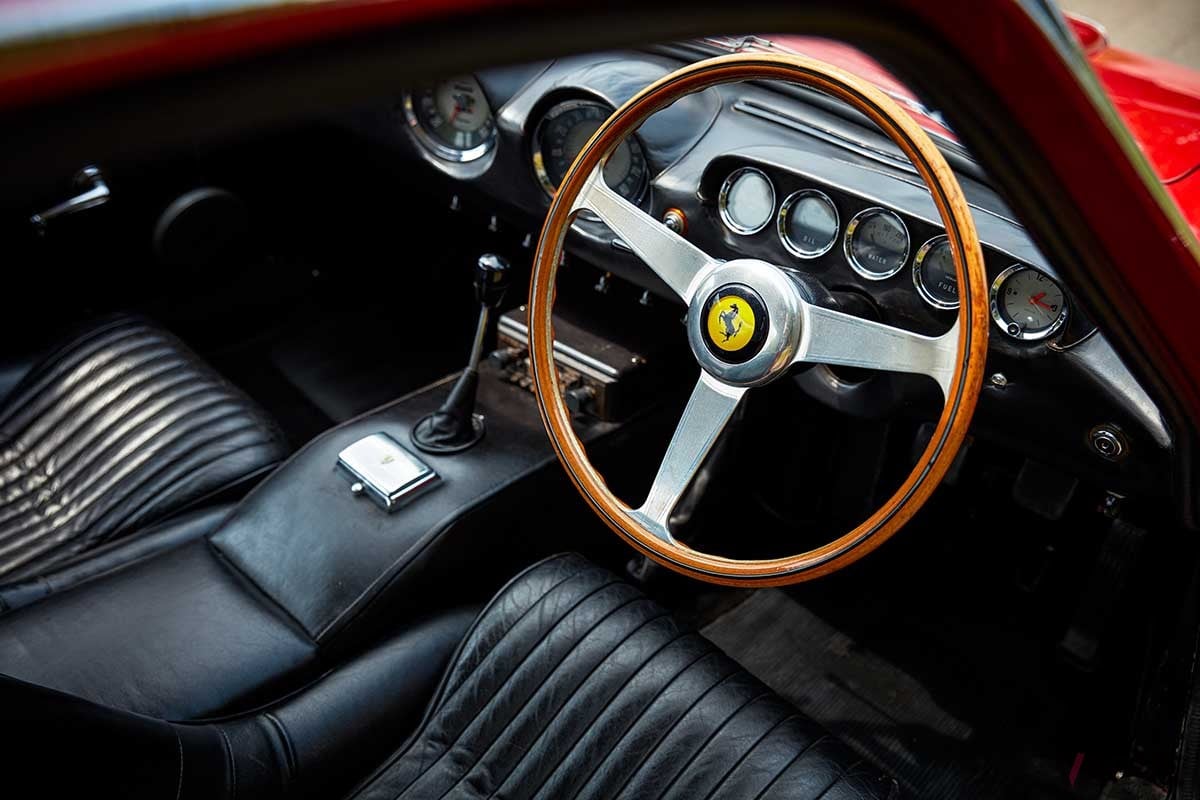 61年前の「真っ赤なフェラーリ」がオークションに登場 右