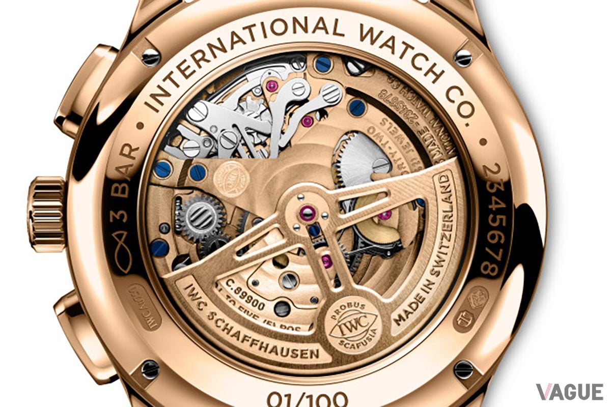 ケースバックから姿を覗かせるキャリバー89900。計375個の部品で3つの複雑機構を構成、レッドゴールドのローターやサーキュラーグレインの装飾など優美な造形も魅力