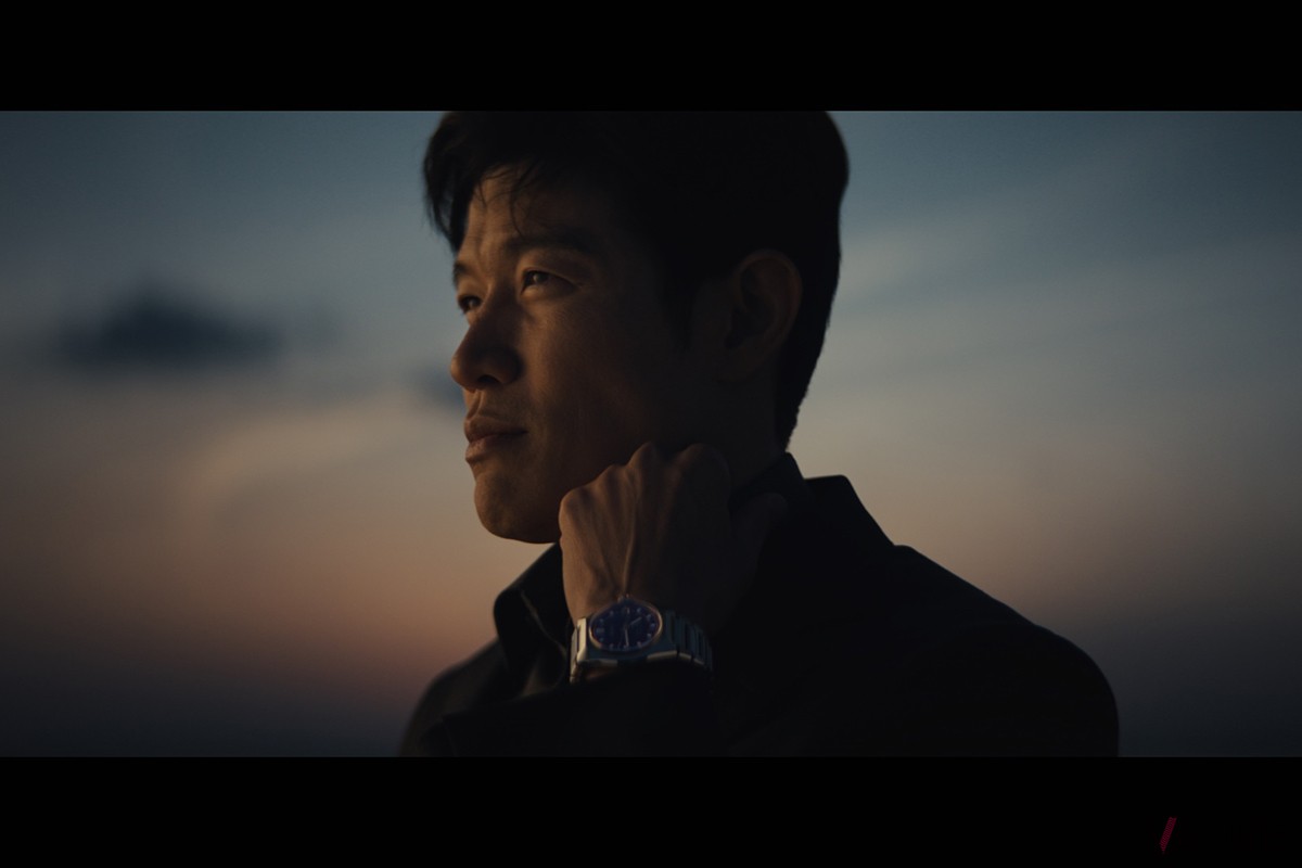デビュー以来多くのファンを魅了する鈴木亮平。演技に対する真摯な姿勢、多彩な役柄への挑戦に、豊かな人間性と知性が垣間見える。品の良い佇まいも魅力のひとつ