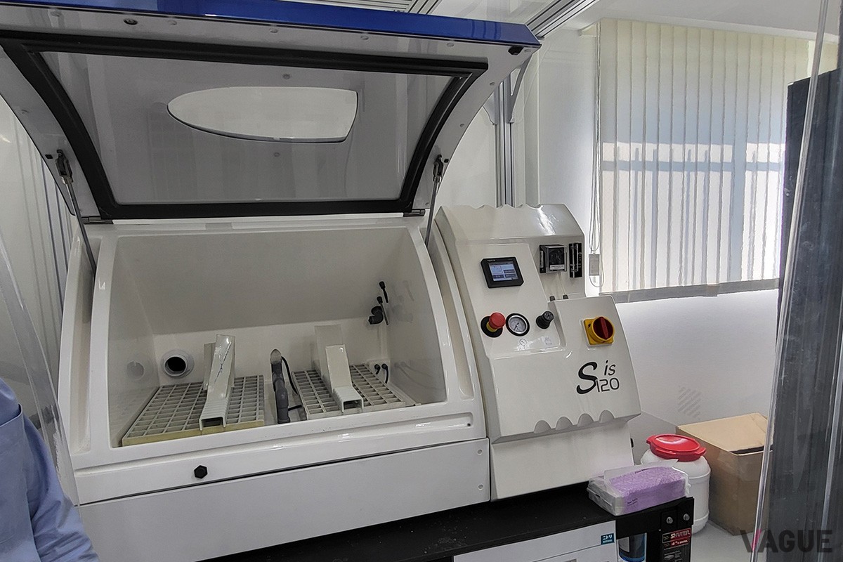 塩水噴霧試験機。金属材料や塗料、プラスチックなどの耐食性を測るための規格化された試験を実施する