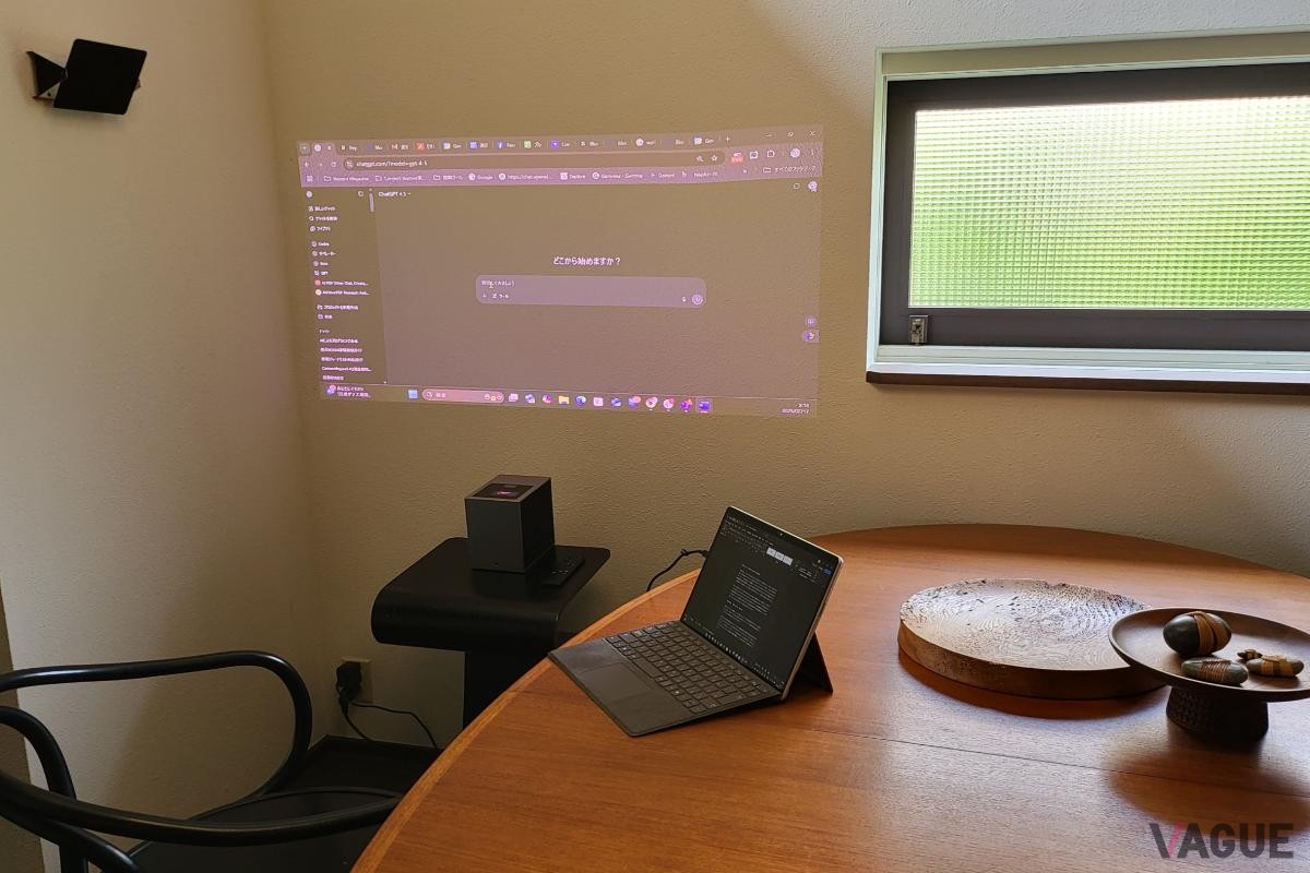 ワイヤレスでPCとミラーリングも可能。資料の閲覧用の画面になるのはもちろん、AIの相談用画面などでも使える