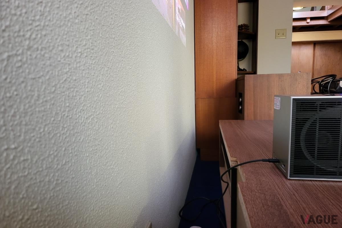 壁から25cm。日常使いには75インチがベストサイズ。明るい部屋でも十分クオリティは感じられる