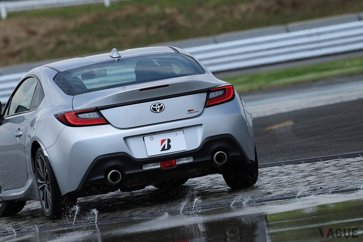 ウエットスキッドパッドでのタイヤ試験