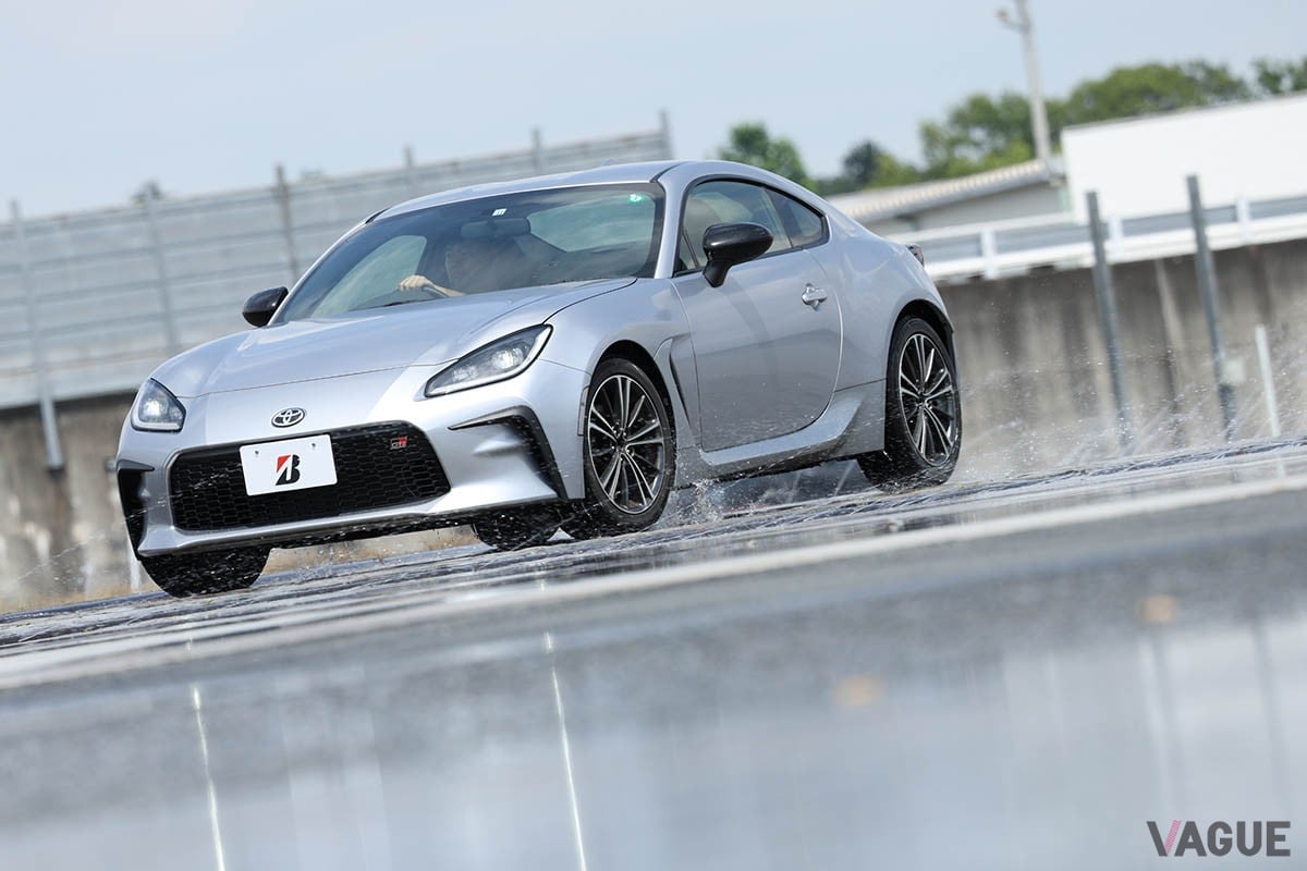 ウエットスキッドパッドでのタイヤ試験