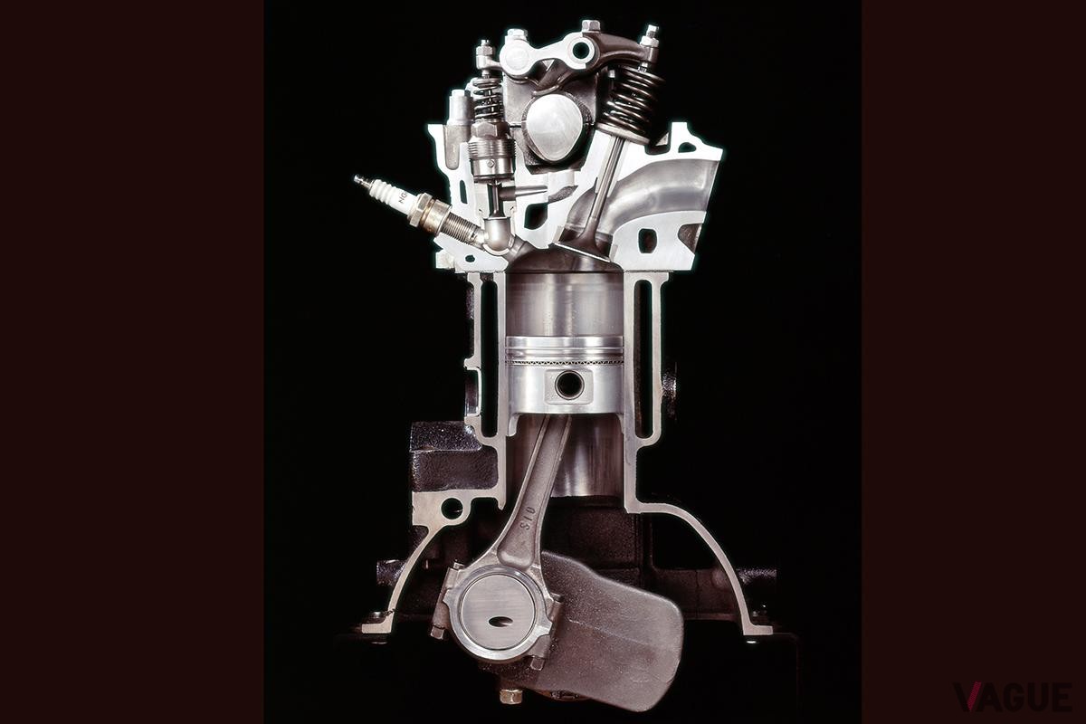 1973年12月12日に発表されたホンダ初代「シビック」のCVCCエンジン