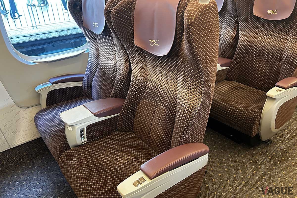 東海道新幹線のグリーン車。「のぞみ」に対して「こだま」は時間がかかるが、その分ゆったりとした旅ができると言い換えることもできる